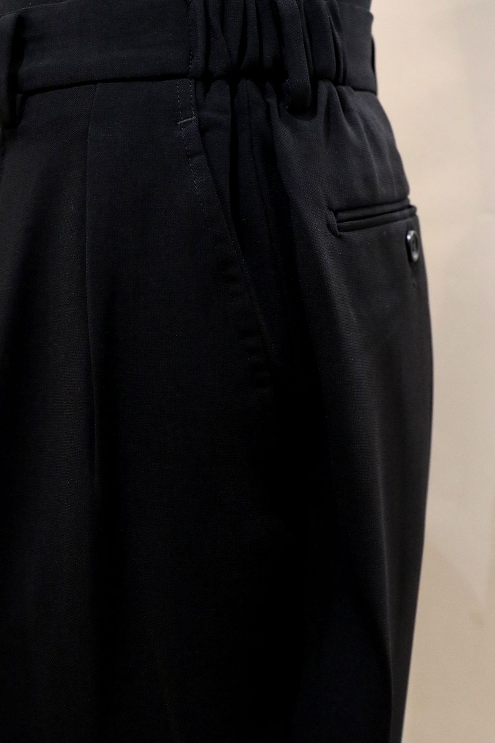 RAINMAKER - MELANGE TWILL SHIRRING TROUSERS / メランジ ツイル シャーリング トラウザーズ |  laid-back