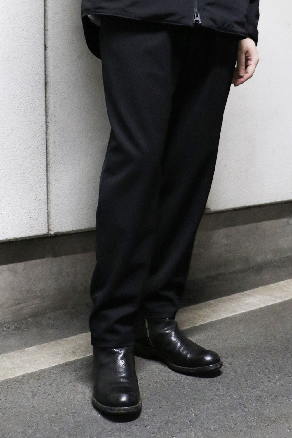 大人も使いやすいワイドテーパードシルエット、高機能ツイル素材が使用されているため通年の着用が可能なスラックス型イージーパンツ”PAT”