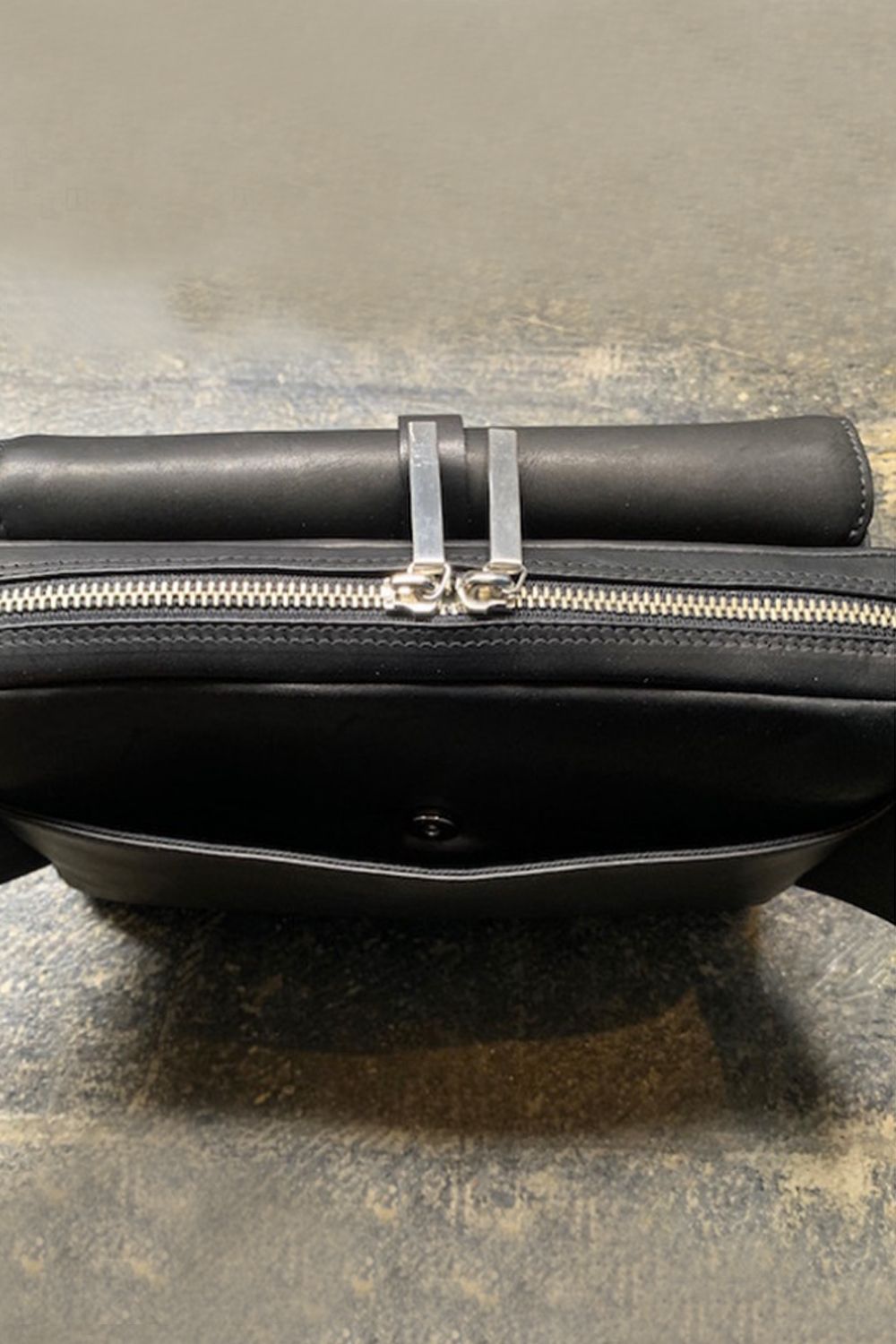 BODY BAG BLACK × S/SILIVER METAL - Oil Leather