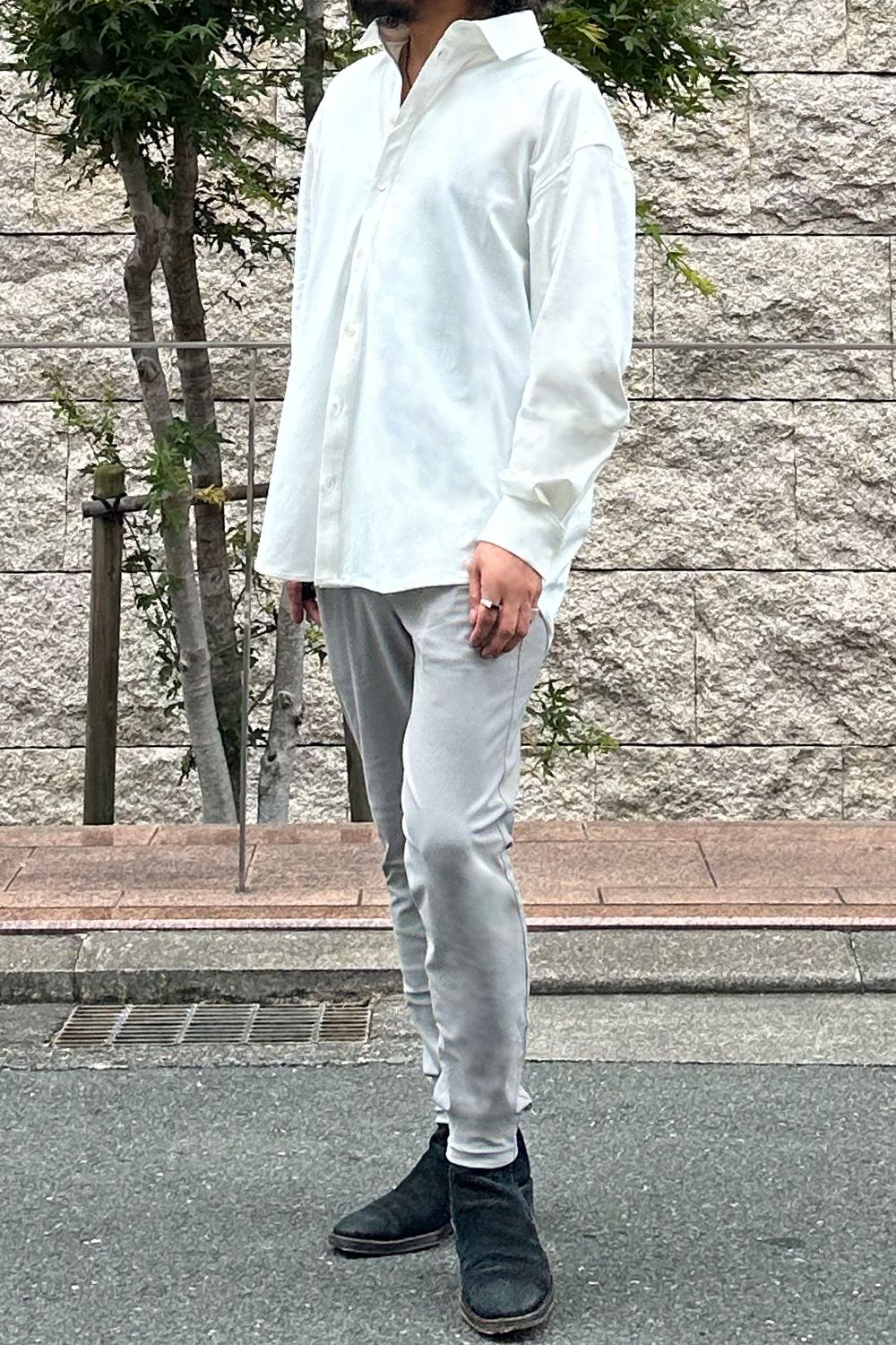 RESOUND CLOTHING、メッシュとナイロンのスラックスイージーパンツを使用したスタイル