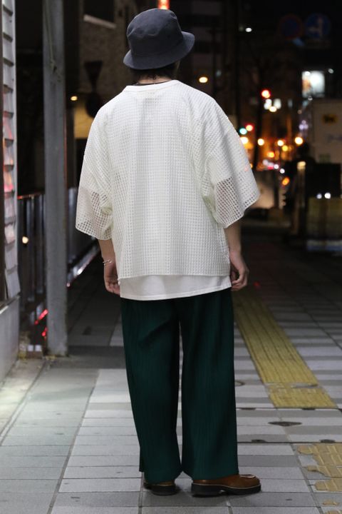 meagratia、新作レースTシャツを着用した春のレイヤードスタイル