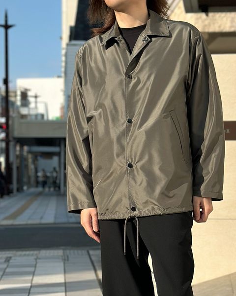 BRATAC社のシルク100%、高級感のあるコーチジャケットを着用したスタイル