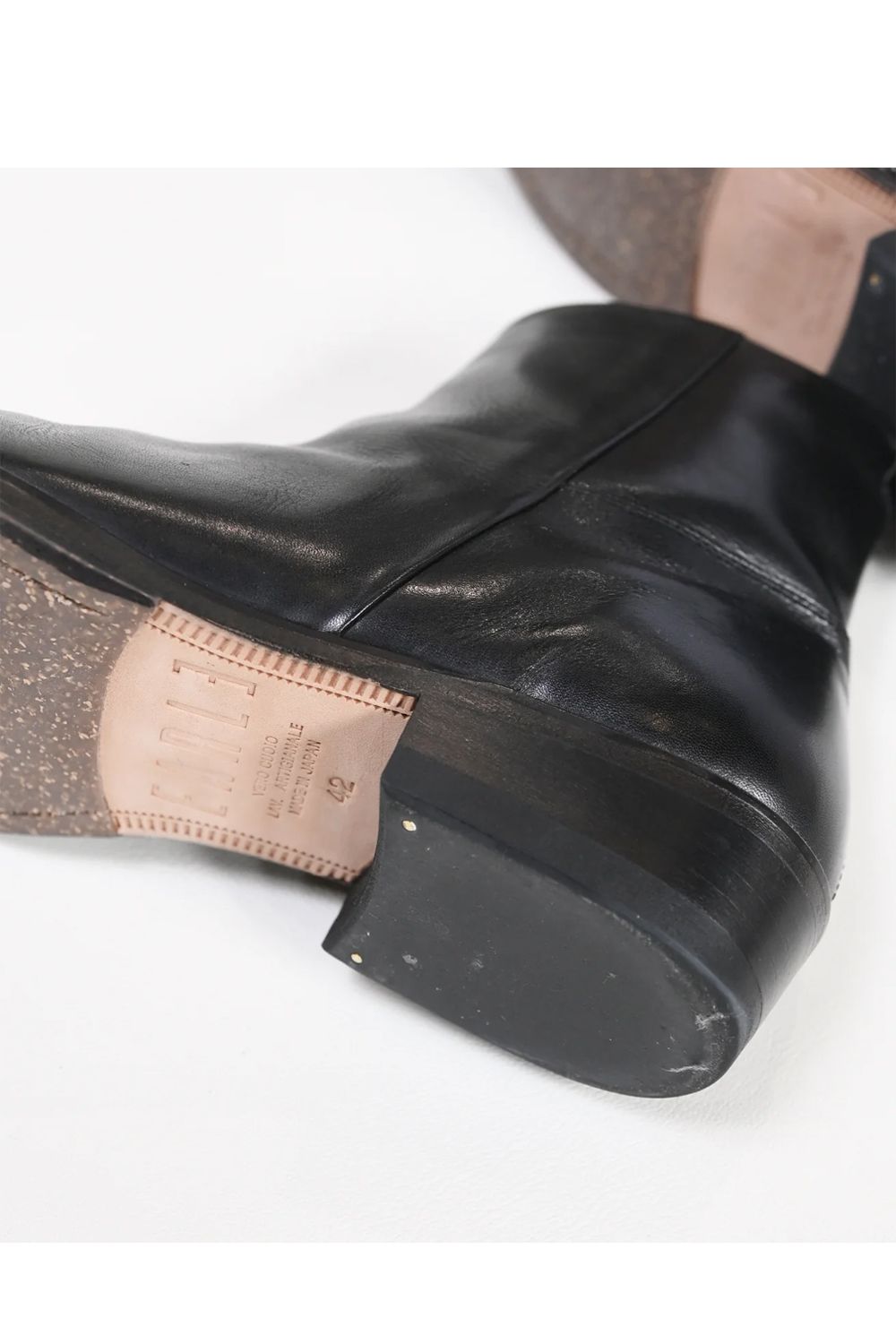 Side zip boots