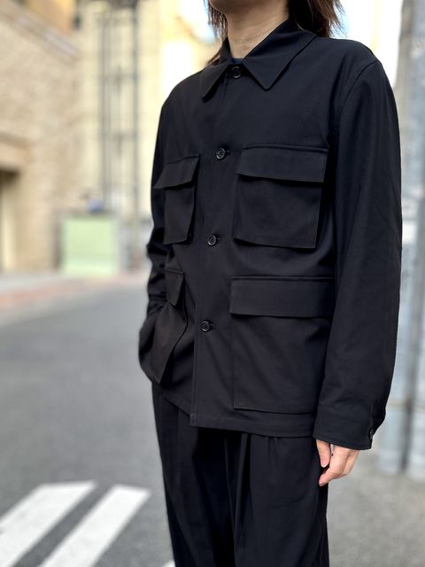 MARKAWARE | "ORGANIC GIZA VOILE YARN TWILL" 4POCKETS JACKET&TRIPLE PLEATED TROUSERSのセットアップスタイル