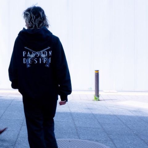 春にもおすすめのブラックのスウェットパーカを使用したスタイルをご紹介