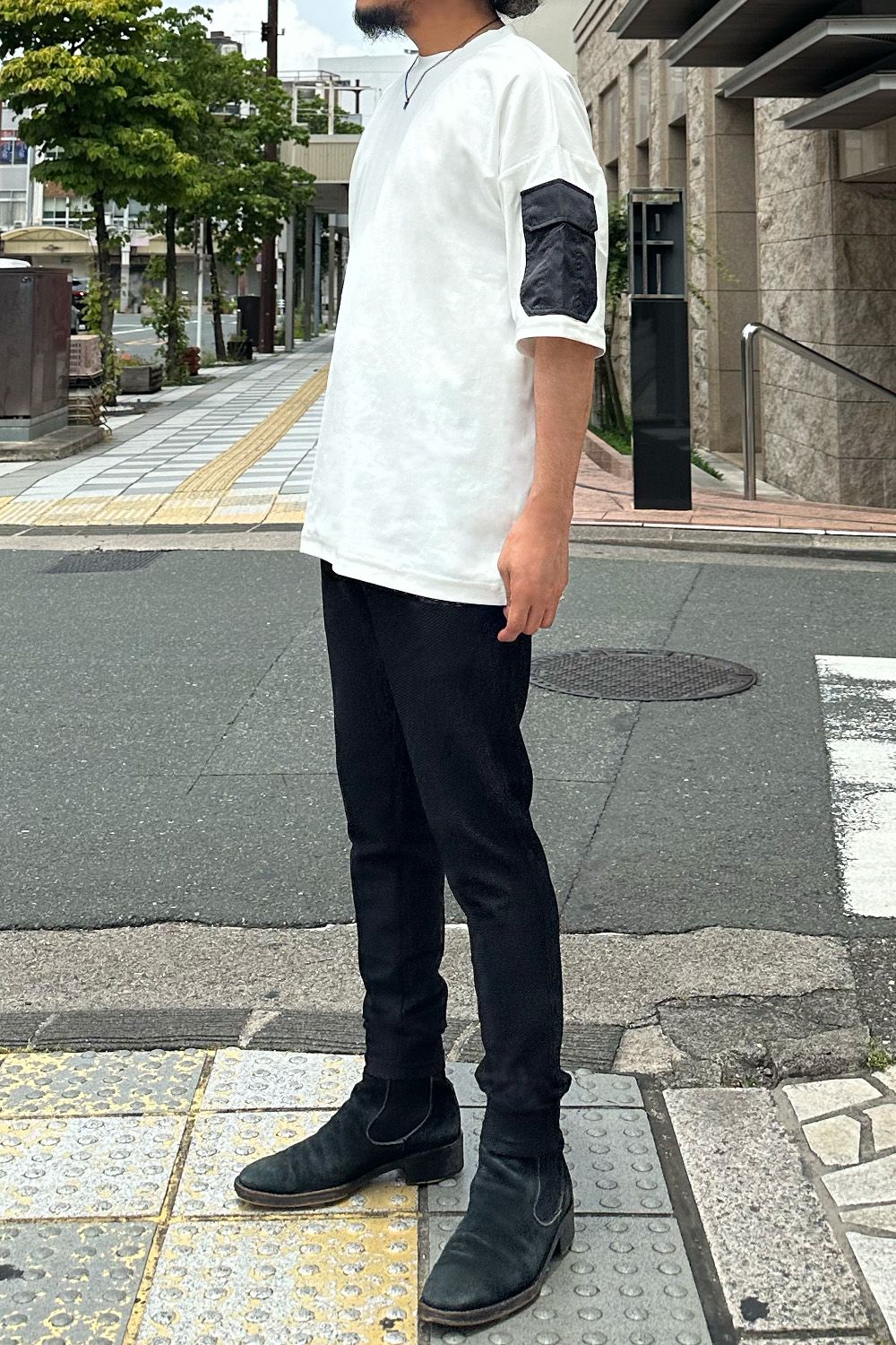 RESOUND CLOTHING、メッシュとナイロンのスラックスイージーパンツを使用したスタイル