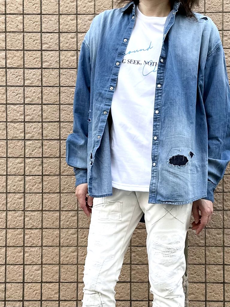 RESOUND CLOTHINGのデニムシャツを着用したスタイルやその他おすすめの軽量アウターを着用したコーディネートをご紹介いたします。