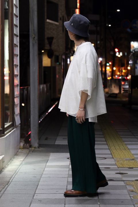 meagratia、新作レースTシャツを着用した春のレイヤードスタイル