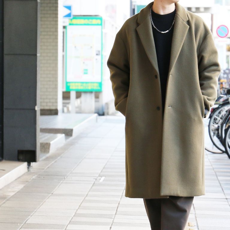 しっかりと厚みがあり保温力も抜群、贅沢なウールをたっぷり使用したオーバーサイズコートを着用してのおすすめスタイリング