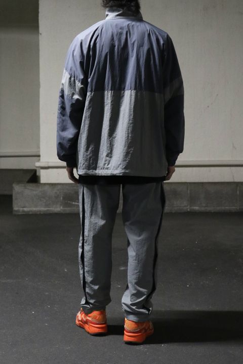 スポーツとミリタリーをミックスした拘りの詰まったアイテムを着用したスタイル