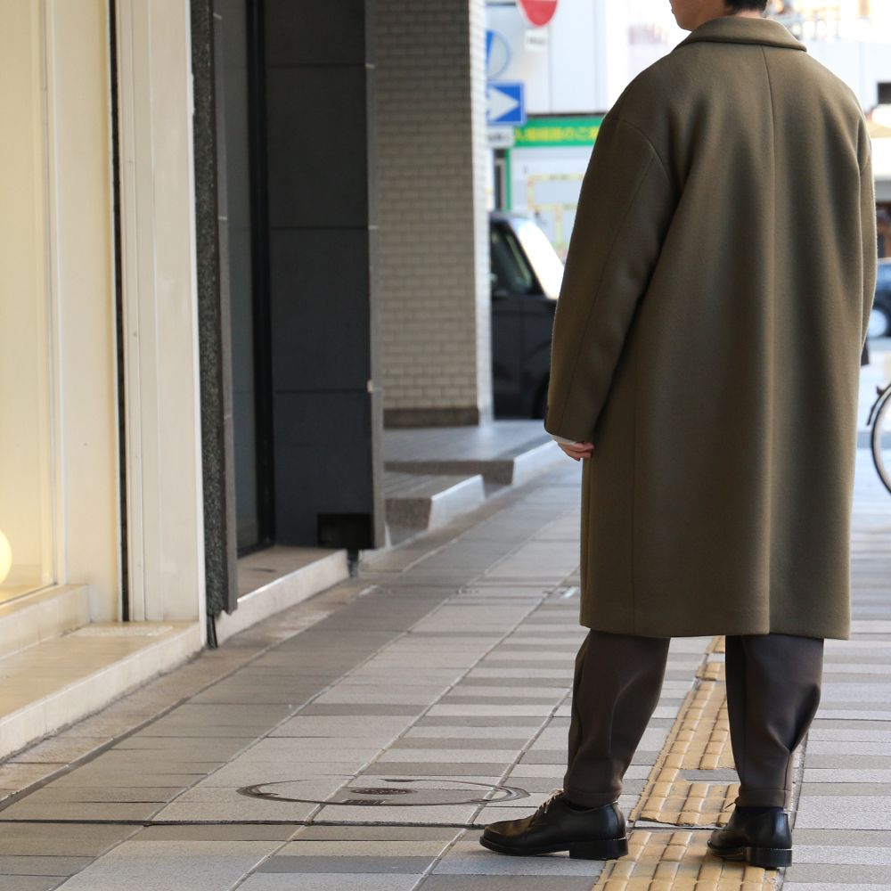 しっかりと厚みがあり保温力も抜群、贅沢なウールをたっぷり使用した