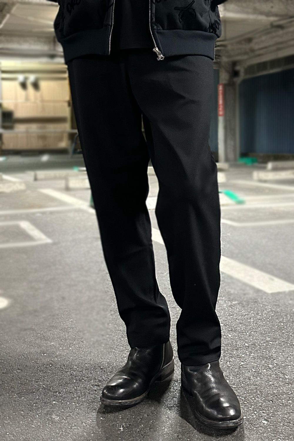 大人の余裕と程よい抜け感をイメージしたワイドテーパードシルエット、抜群のストレッチ性とシワになりにくい便利なおすすめパンツ！