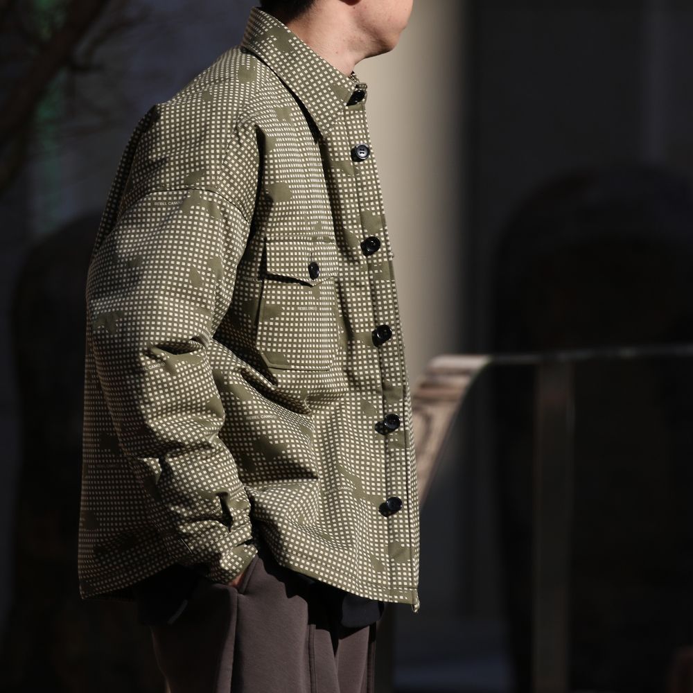 N.HOOLYWOOD REBEL FABRIC BY UNDERCOVER / CPO SHIRTを着用した 