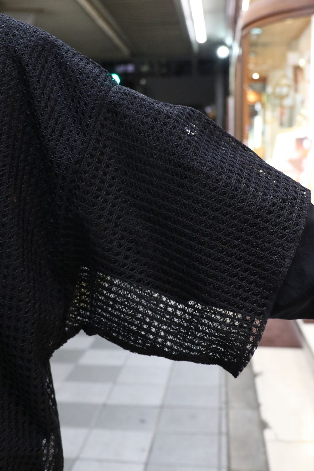meagratia、新作レースTシャツを着用した春のレイヤードスタイル