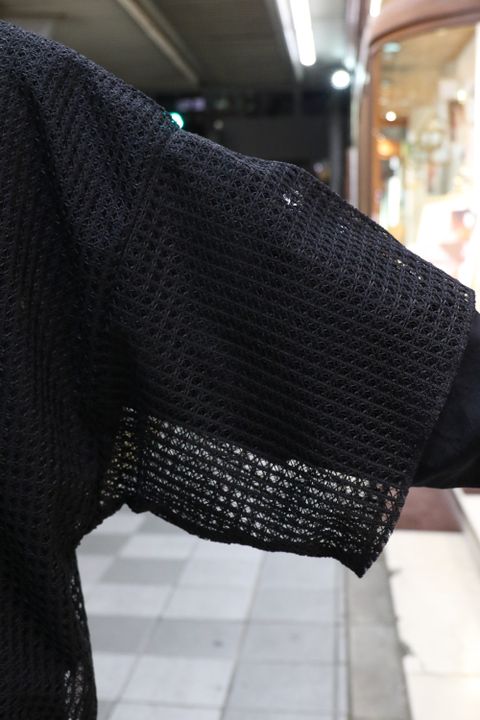 meagratia、新作レースTシャツを着用した春のレイヤードスタイル