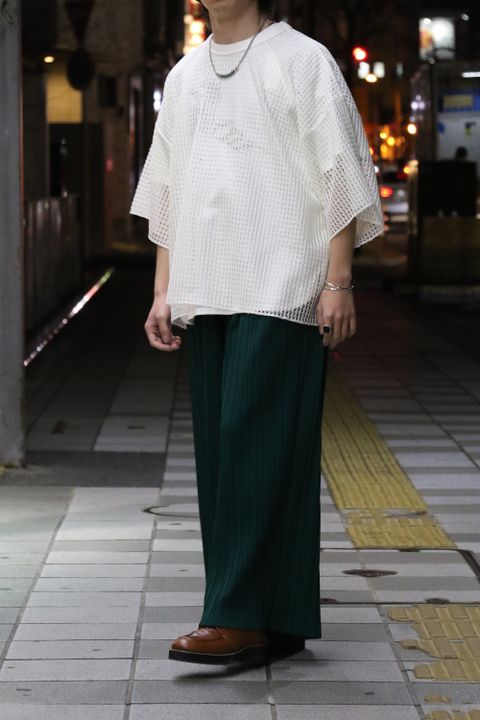 meagratia、新作レースTシャツを着用した春のレイヤードスタイル