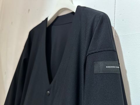 ニットなどのカーディガンとは違い、抜群のストレッチ性と速乾性から夏でも快適な高機能ナイロン素材を使用したカーディガン、セットアップでのスタイルもおすすめです！