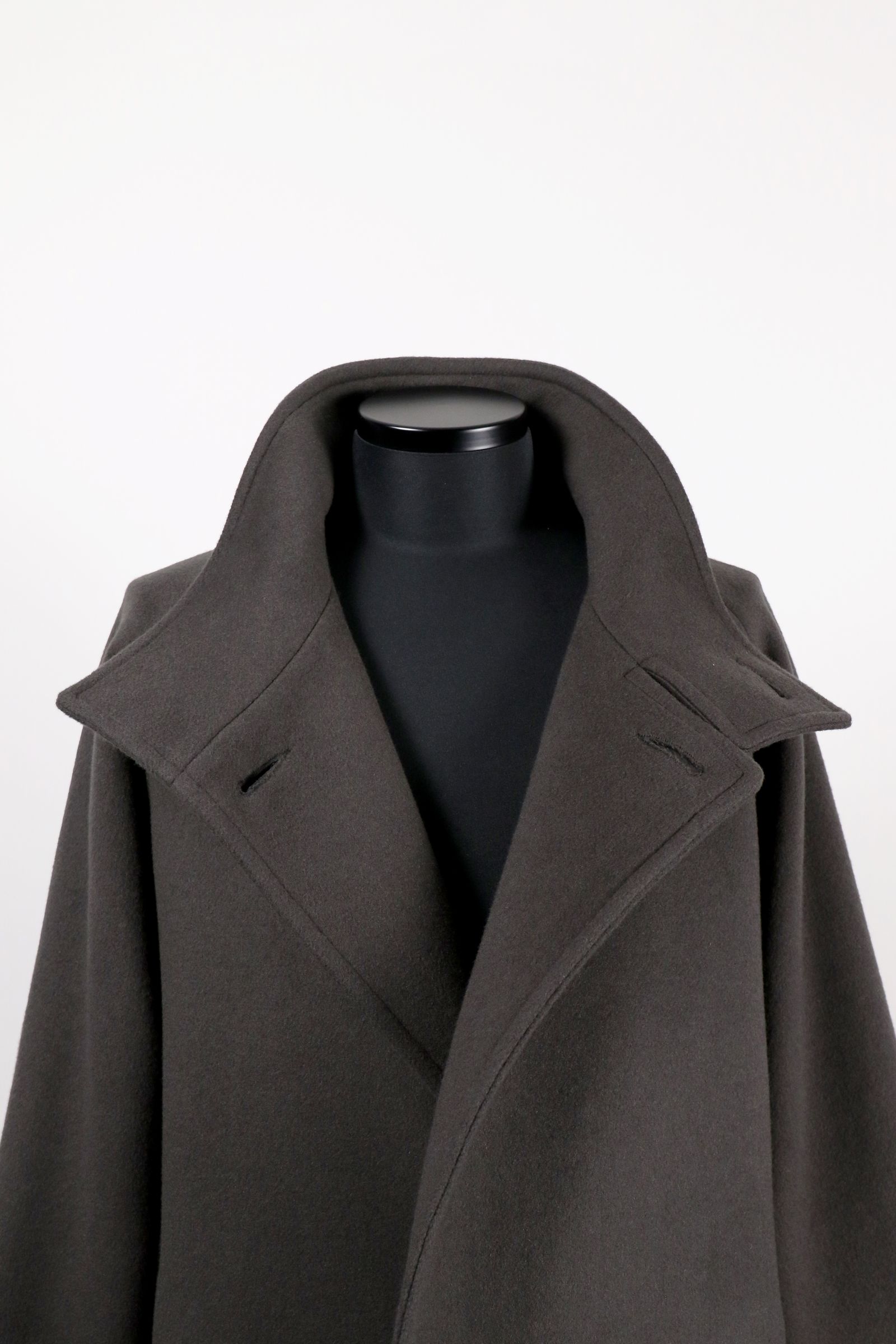 RAINMAKER - STAND COLLAR BELTED COAT / スタンド カラー