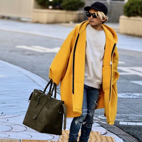 旬なオーバーサイズコートとREADYMADEのGYM BAGを使用した外出スタイル