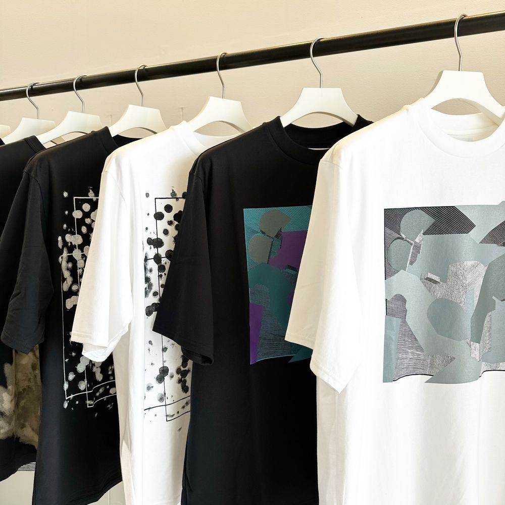 ＜marka＞1枚でも、シャツやジャケットのインナーに、アクセントとして重宝する新作プリントTシャツ