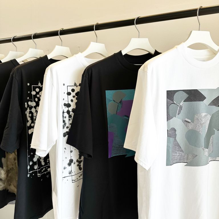 ＜marka＞1枚でも、シャツやジャケットのインナーに、アクセントとして重宝する新作プリントTシャツ