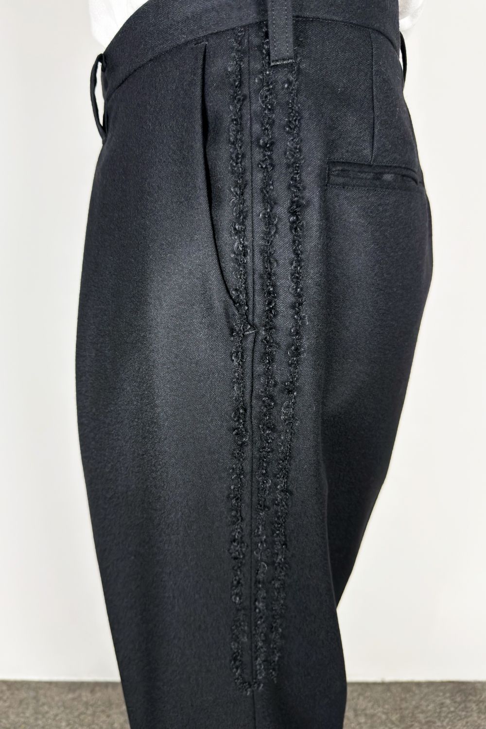 Code embroidery trousers / コード エンブロイダリー トラウザーズ