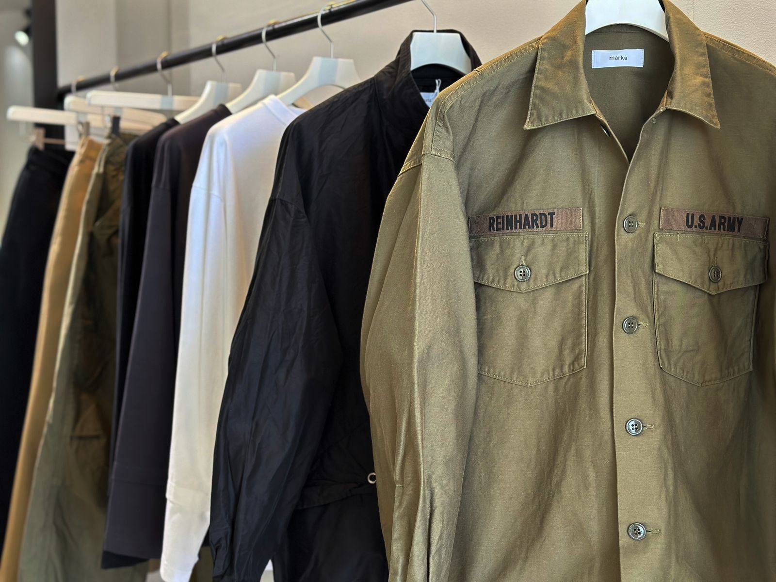 markaの代表的なアイテム、ジョンレノンシャツ”UTILITY SHIRT”をより