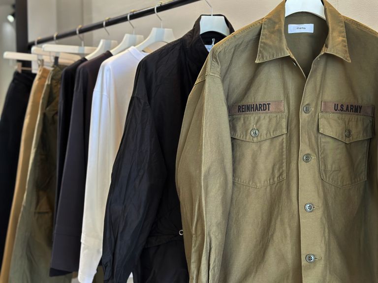 markaの代表的なアイテム、ジョンレノンシャツ”UTILITY SHIRT”をより現代風に、ライトアウターとしてもおすすめのアイテム＋α
