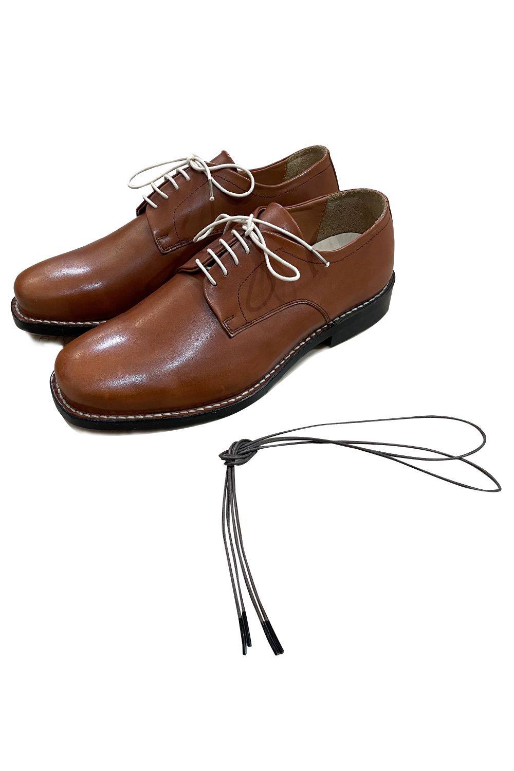 しっかりとした靴の製法ながらスニーカーなどの要素も取り入れ普段使い
