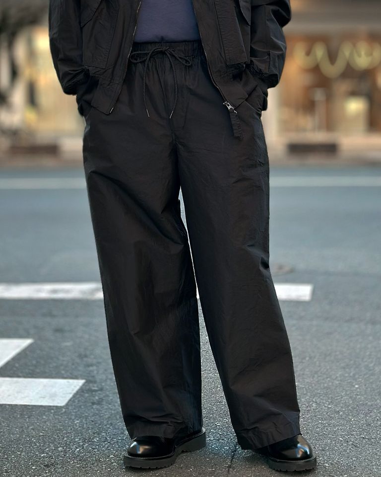 markaのおすすめパンツ”ORGANIC COTTON SILK HIGH COUNT TYPEWRITER ADJUSTABLE HEM EASY WIDE PANTS”ブラタクシルク素材、アジャストでイメージを変えることもできる万能のアイテム