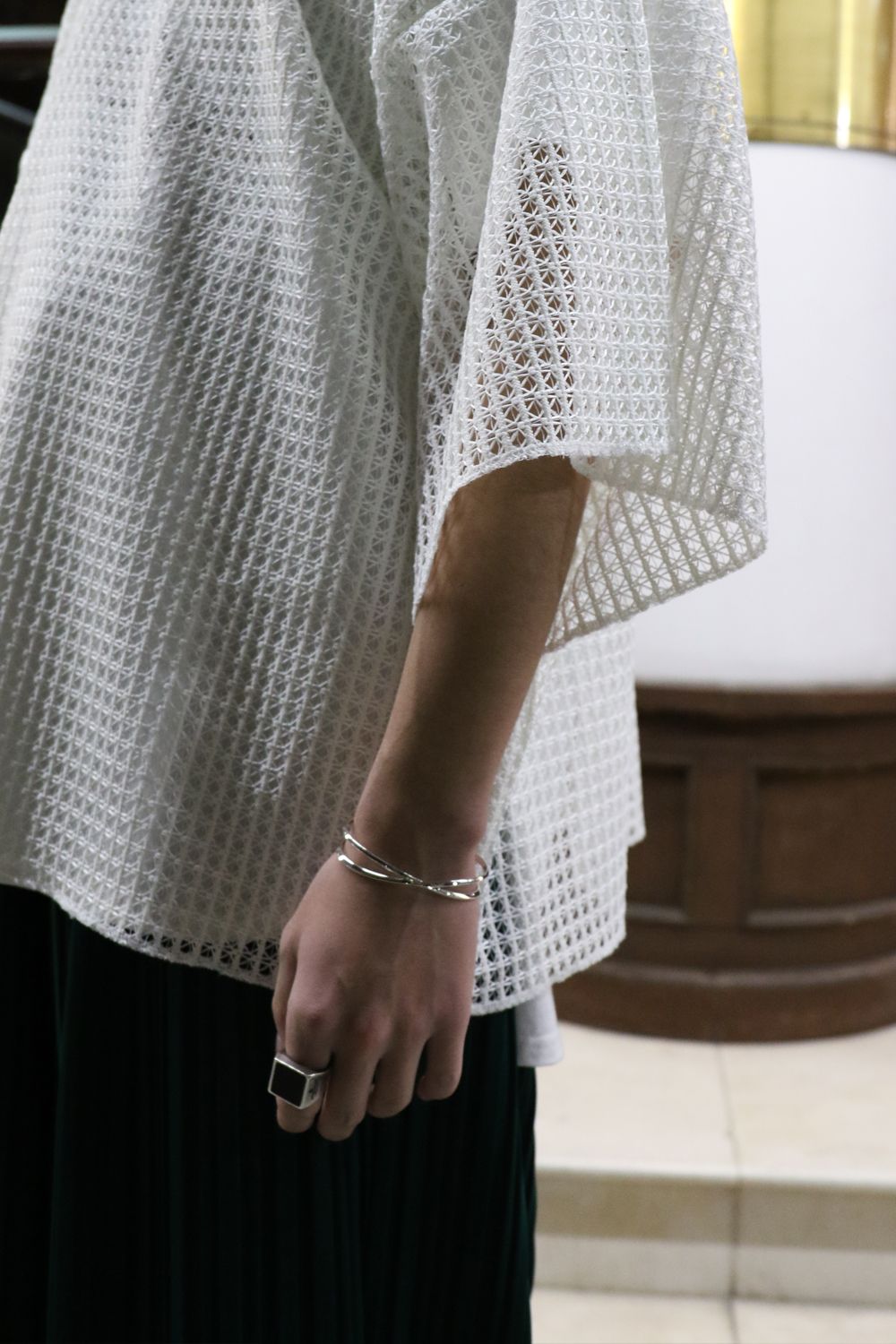 meagratia、新作レースTシャツを着用した春のレイヤードスタイル