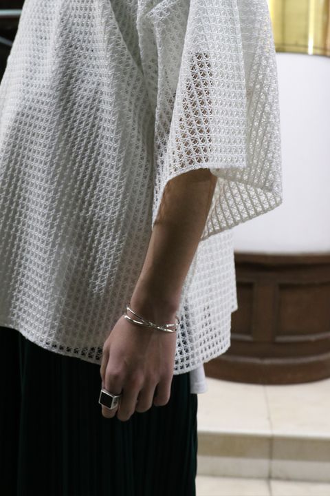 meagratia、新作レースTシャツを着用した春のレイヤードスタイル