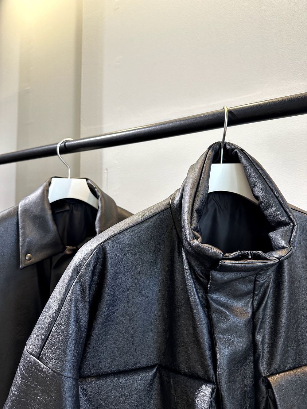 N.HOOLYWOOD おすすめアウター、高級感のあるシンセティックレザー、さらに中わたにはプリマロフトを封入した真冬でも快適に過ごすことができるアイテムをご紹介いたします。