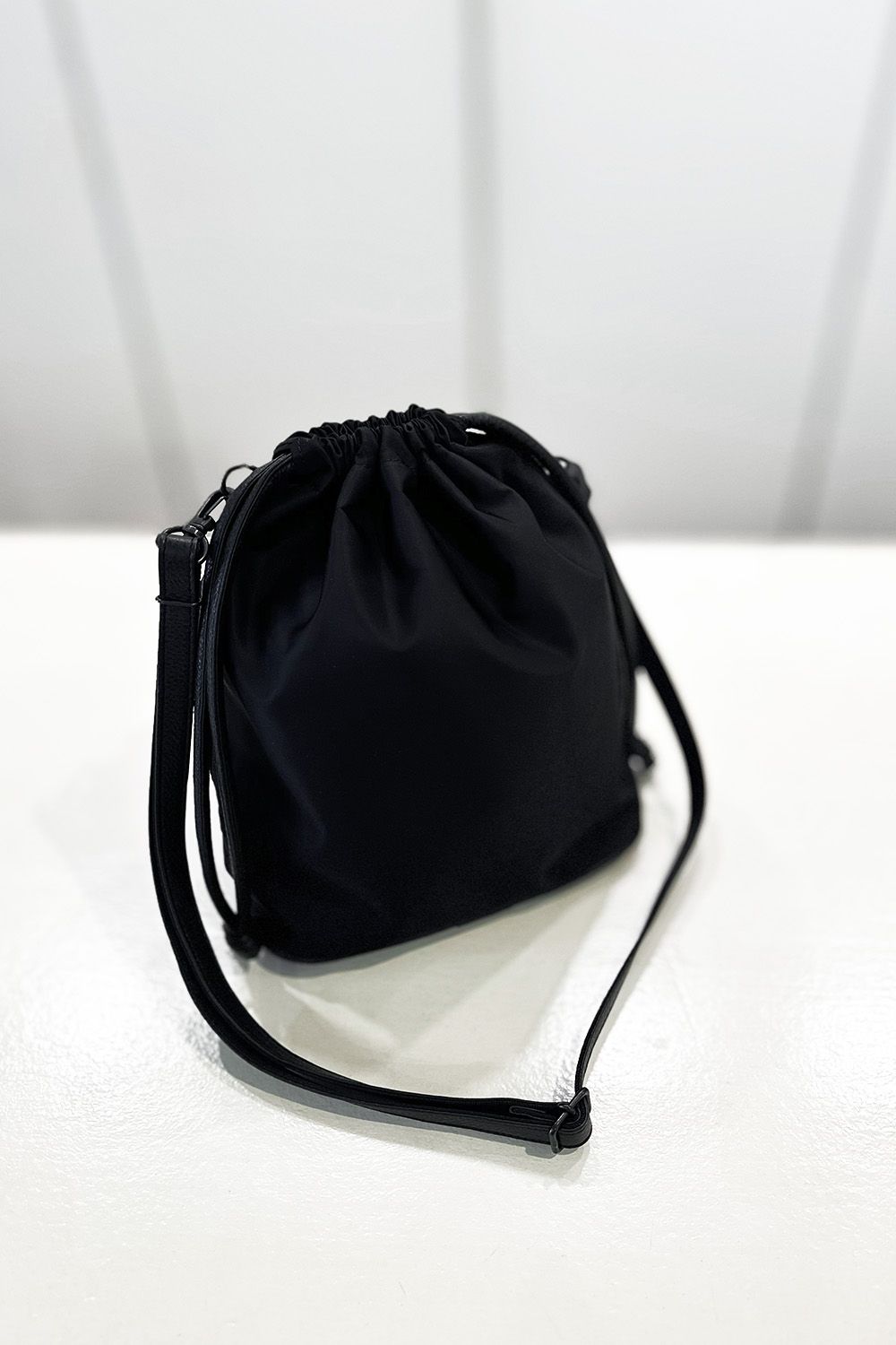 ちょっとした外出から、旅行中などのサブバッグとしても、よく使用する小物などをしっかり収納できるおすすめの巾着バッグ！