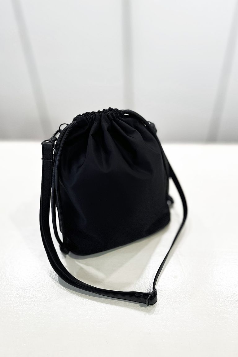 ちょっとした外出から、旅行中などのサブバッグとしても、よく使用する小物などをしっかり収納できるおすすめの巾着バッグ！