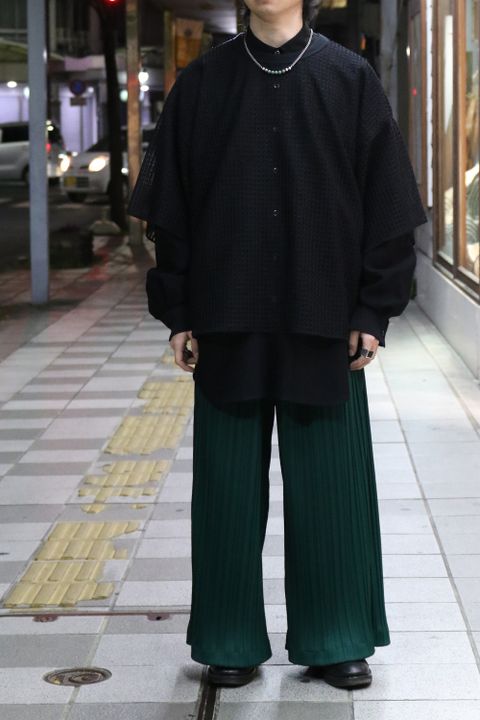meagratia、新作レースTシャツを着用した春のレイヤードスタイル