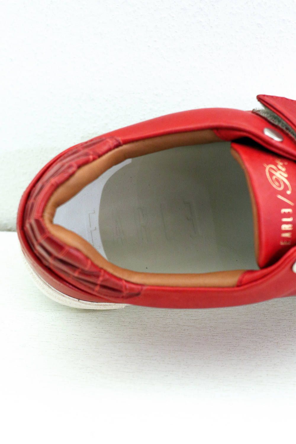 Hole cut velcro sneakers