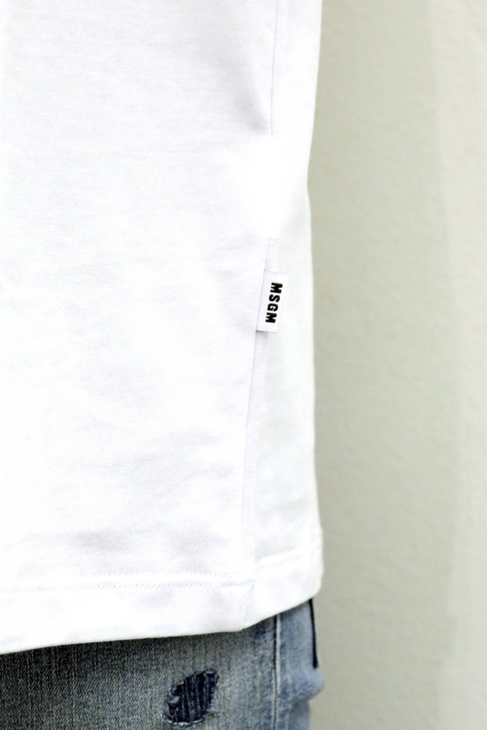 MSGM - T-SHIRT WITH GRAFFITI LOGO | laid-back