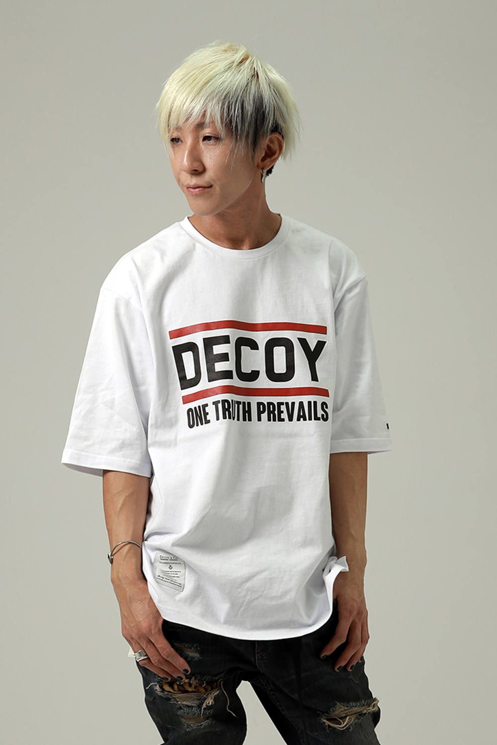 程よいルーズサイジング、コストパフォーマンスから大変人気のDECOY&CO.の新作プリントT!!