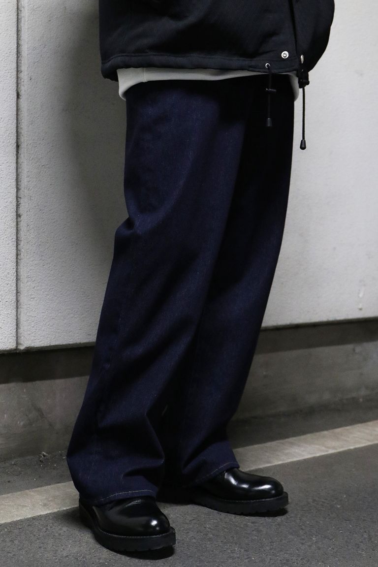 RESOUND CLOTHING、見た目はデニム、穿き心地は軽やかで抜群のストレッチ性からストレスフリー、綺麗めからカジュアルなど幅広いスタイルに対応できる縦長で綺麗なワイドシルエットのジャージーンズ