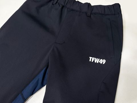 ゴルフなどのアクティブシーンで大活躍するパンツ、STRETCH HYBRID PANTS