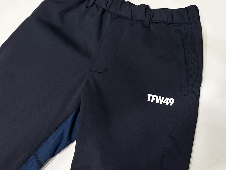 ゴルフなどのアクティブシーンで大活躍するパンツ、STRETCH HYBRID PANTS