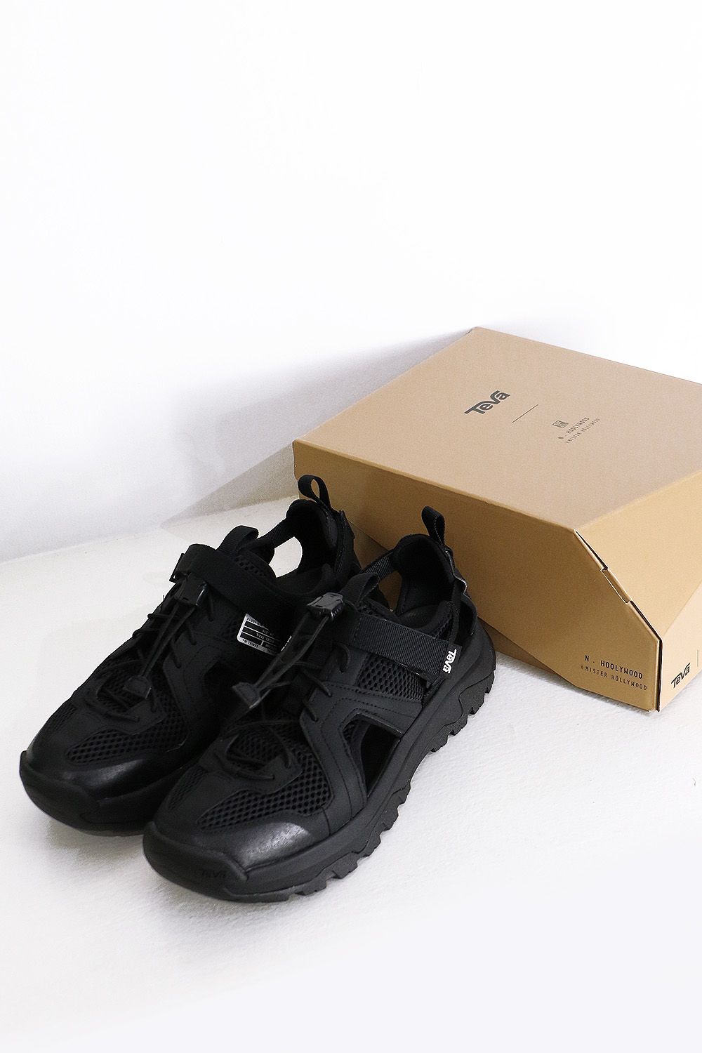 世界初のコラボレーションモデル、N.HOOLYWOOD TPES × Teva Hurricane XLT3 CT