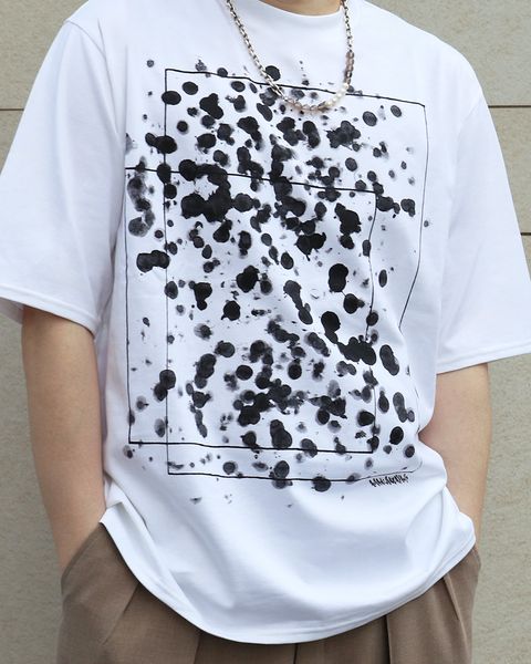 marka×現代アーティスト村上周氏のグラフィックTシャツを着用したおすすめスタイルをご紹介いたします。