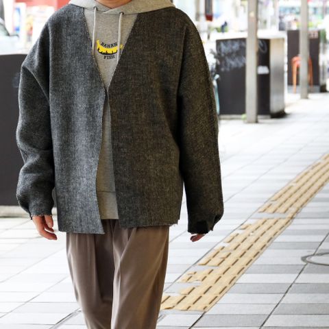 ジャケットとしても、カーディガンのようにラフにも使えて雰囲気もある新作アイテム、リバーシブルでコーディネートの幅も広がります。