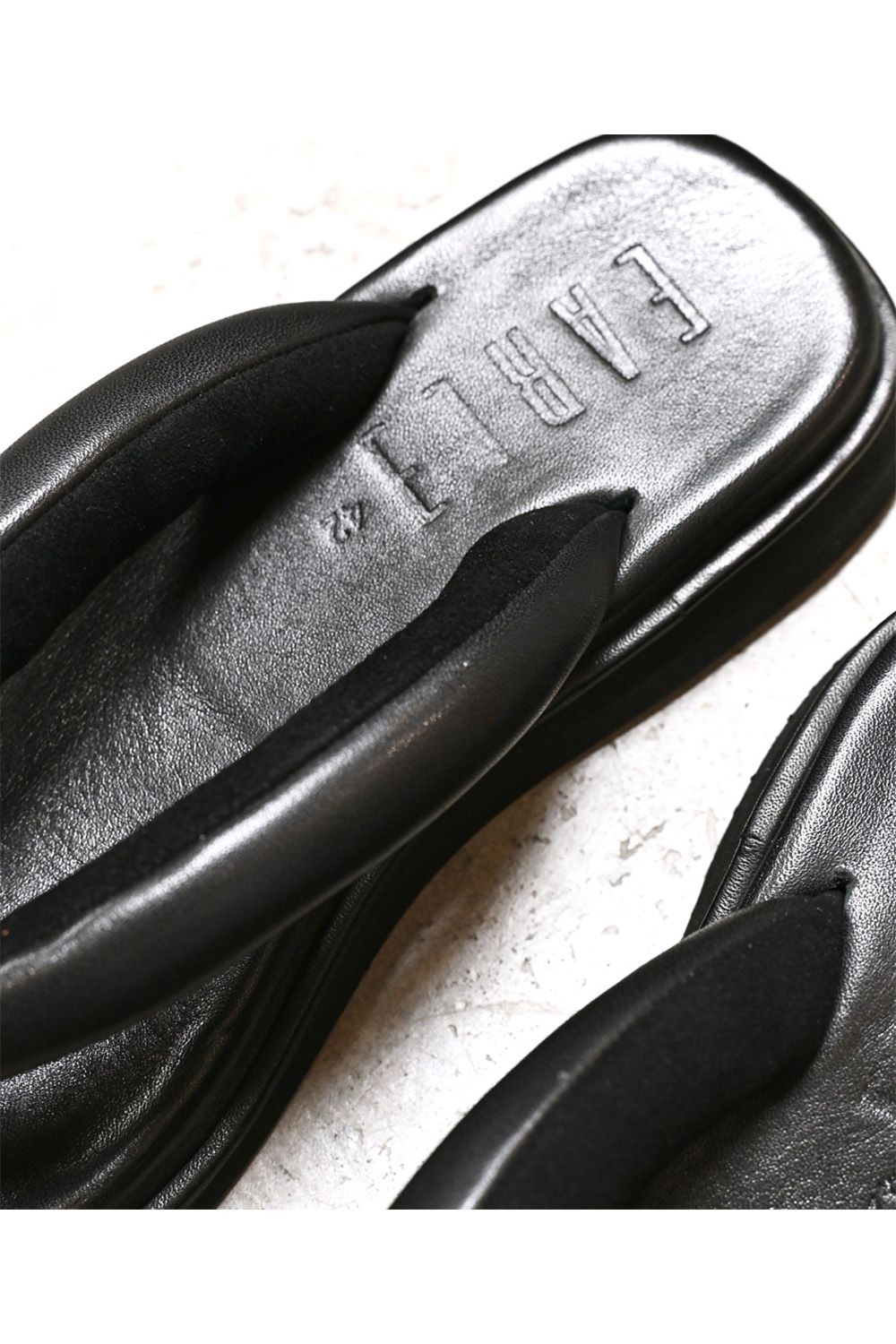 Mixed tong sandals / ミクスド レザー トング サンダル