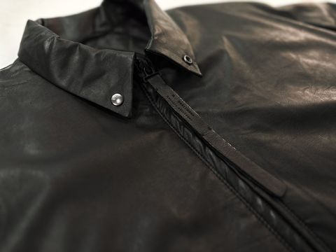 高級感のある最新のシンセティックレザーを使用したオーバーサイジングで保温力もあるワークジャケット