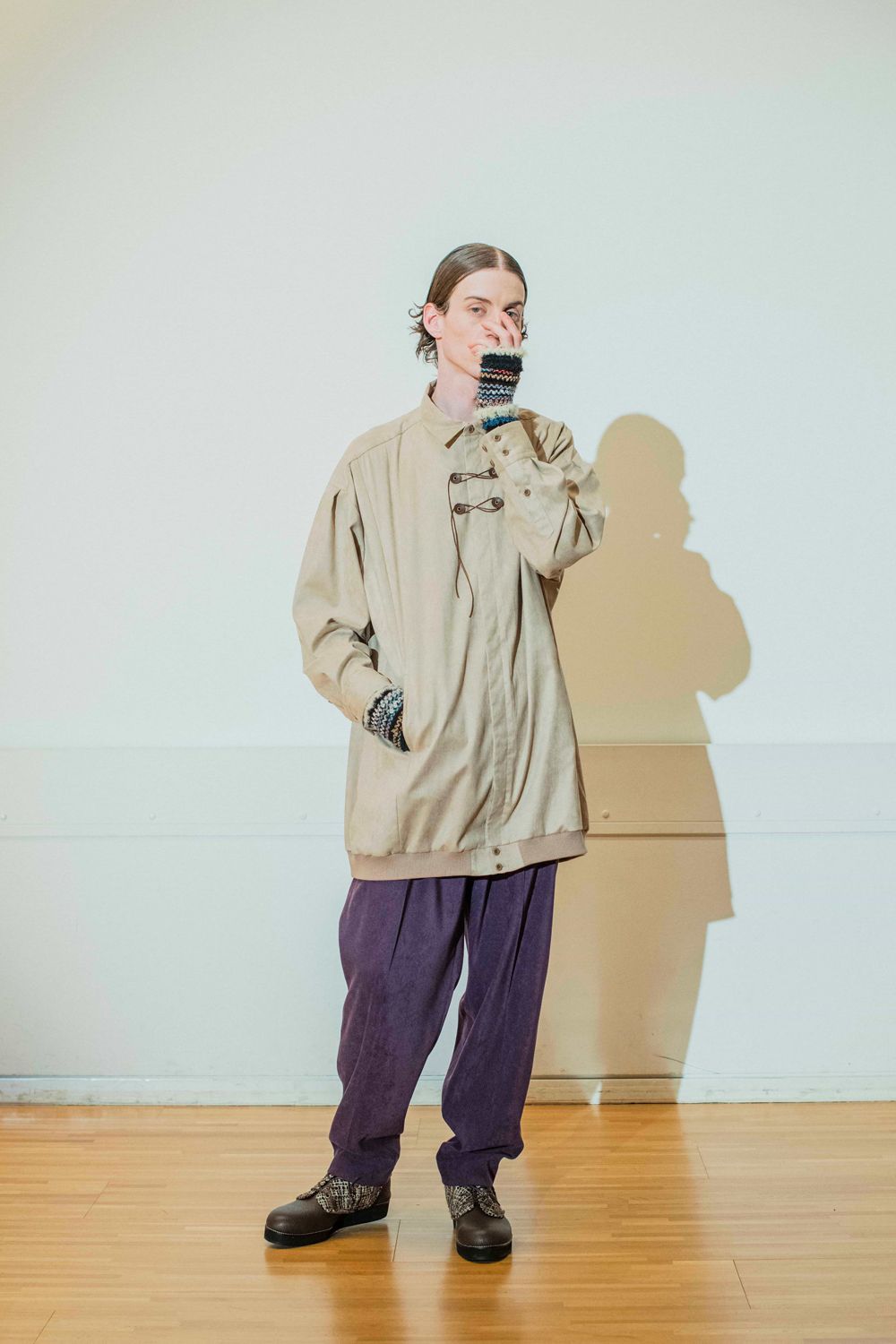 ユニセックスでおすすめの新作シャツeco suede big shirtスタイル