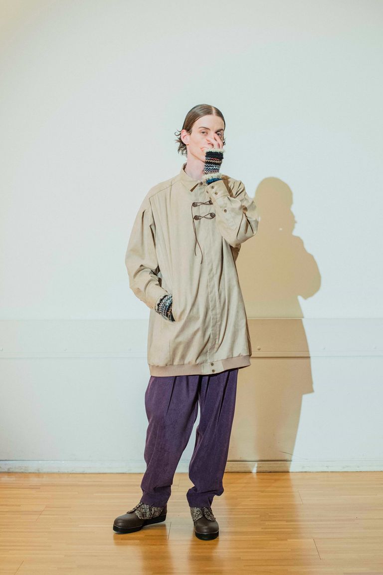 ユニセックスでおすすめの新作シャツeco suede big shirtスタイル