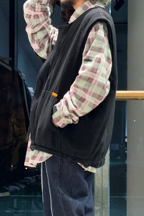 今日のおすすめスタイル、N.HOOLYWOOD×BIG MACシャツを着用した秋のコーディネートです。